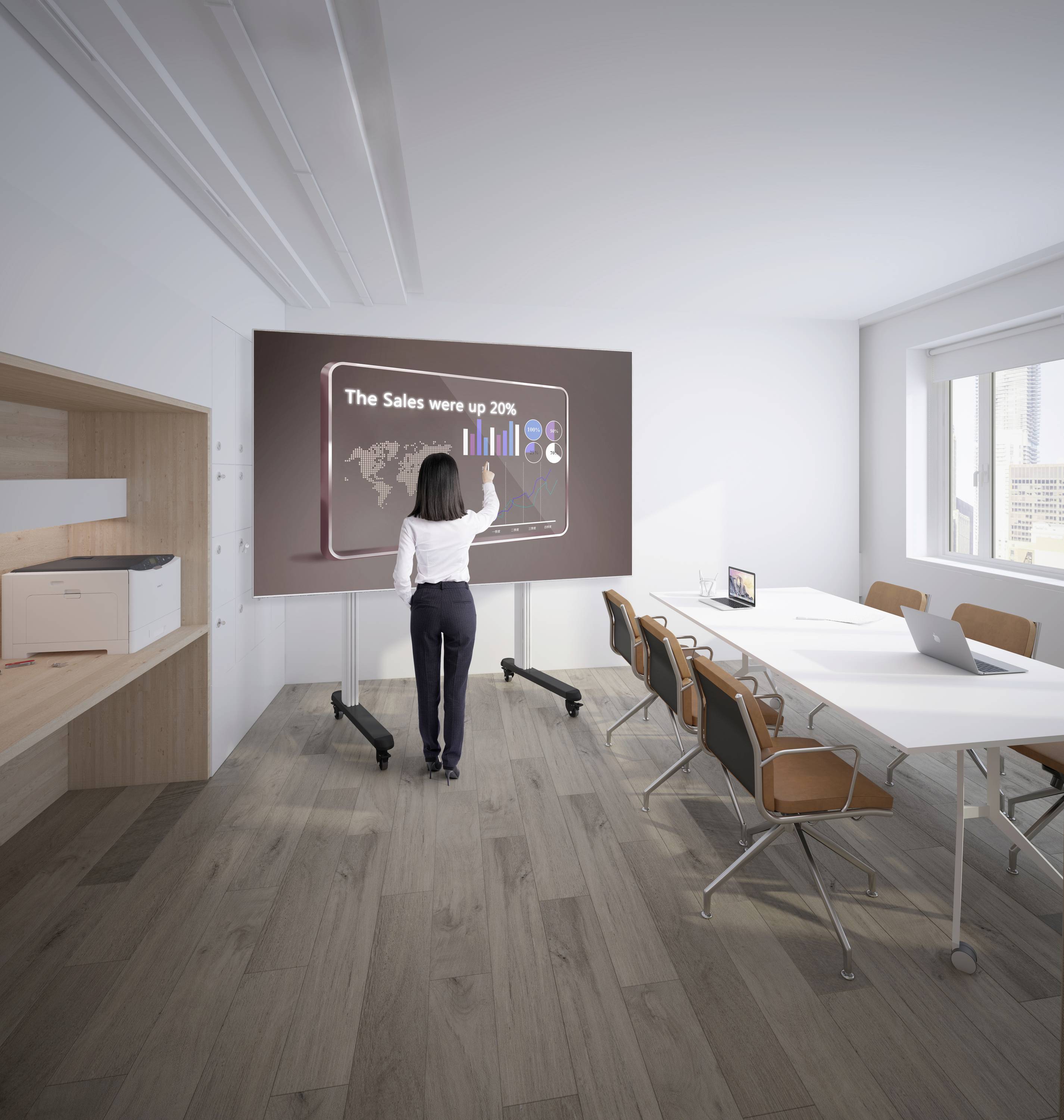 Egy nő áll egy vászon előtt a tárgyalóteremben és egy diagramra mutat, amelyen a szöveg így szól: 'Az értékesítés 20%-kal nőtt'.
