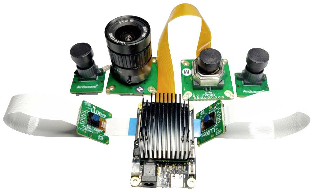 Egy elektronikus áramkör több kameraérzékelővel és objektívvel, kábelekkel összekötve. Képrögzítő és -elemző rendszer.