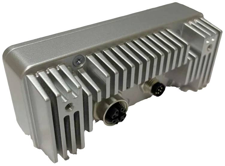 Ezüstös, téglalap alakú elektronikai eszköz bordázott házzal és két csatlakozóval, valószínűleg egy hűtőborda.