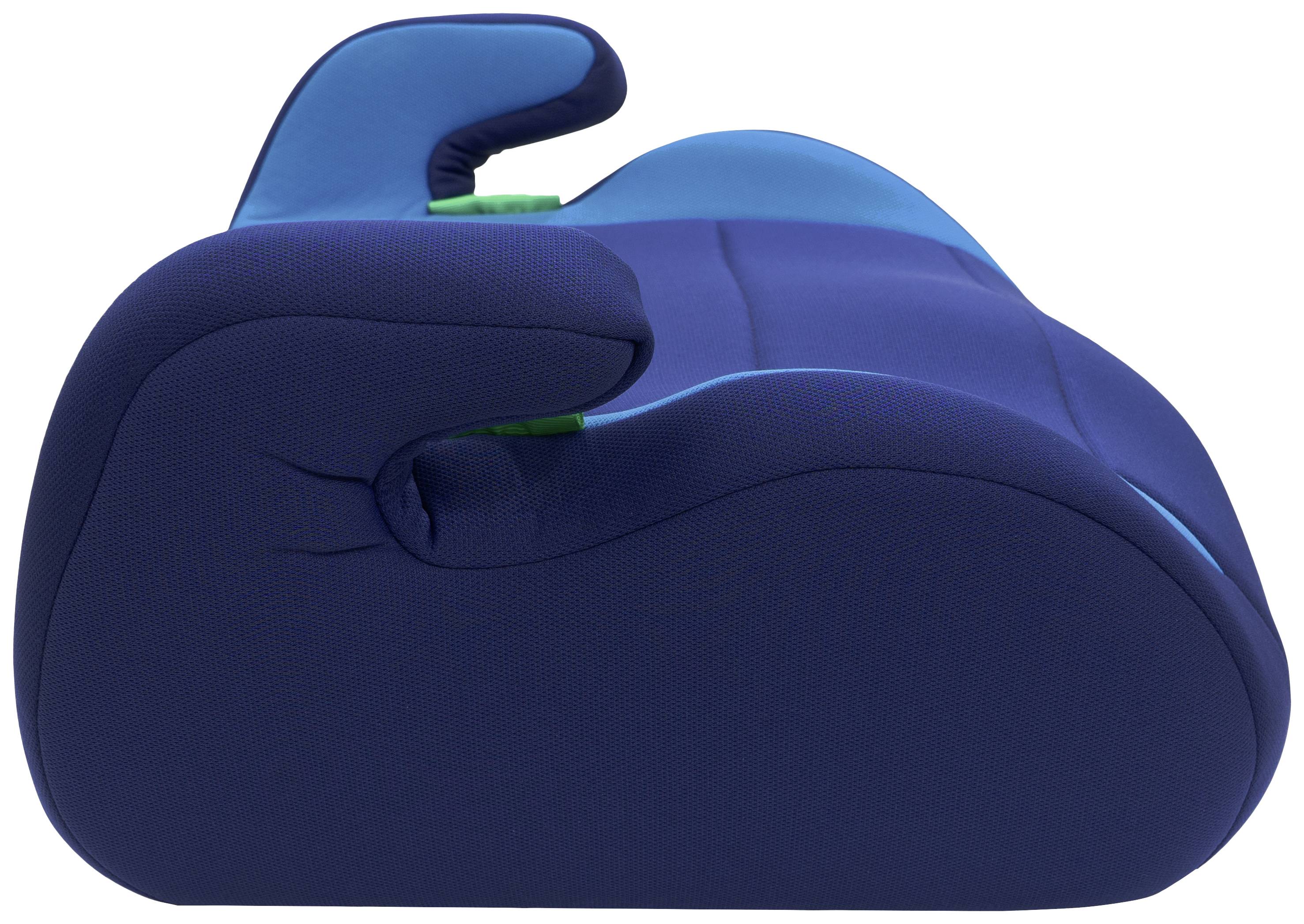 Kék gyerekülés-magasító kartámlákkal és ergonomikus kialakítással, biztonságos autós szállításhoz.