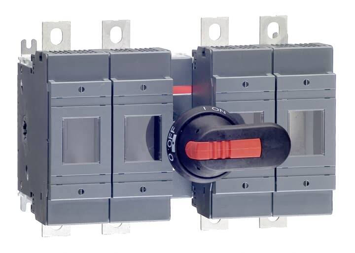 Egy szürke elektromos terheléskapcsoló piros karral a közepén, amelyet 'KI' helyzetbe állítottak.