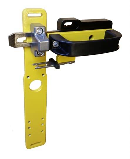 Sárga és fekete fémből készült biztonsági korlát ipari alkalmazásokhoz. Fali rögzítésű tartókonzol több rögzítési ponttal.