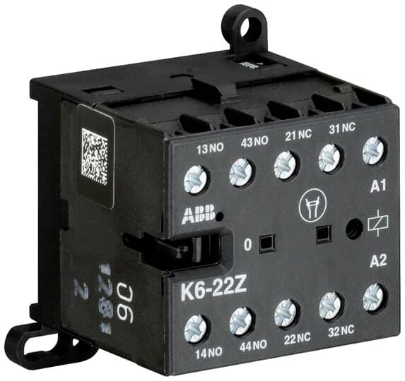 Fekete elektromos kontaktor több csatlakozókapoccsal, amelyen a 'K6-22Z' felirat látható. Felül vonalkód és logók vannak.