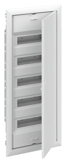 Egy nyitott ajtajú fehér elosztószekrény több vízszintes síkot mutat elektromos alkatrészek számára.