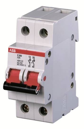 Egy piros kapcsolójú kétkörös biztosítékautomata, amelyen az 'ABB E 202 63A 400V AC' felirat olvasható.