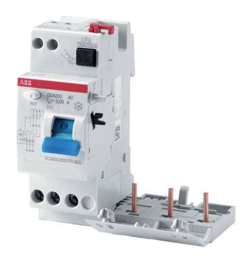 Fehér elektromos megszakító kék kapcsológombbal és piros jelzésekkel, alkalmas kapcsolószekrénybe történő beépítésre.