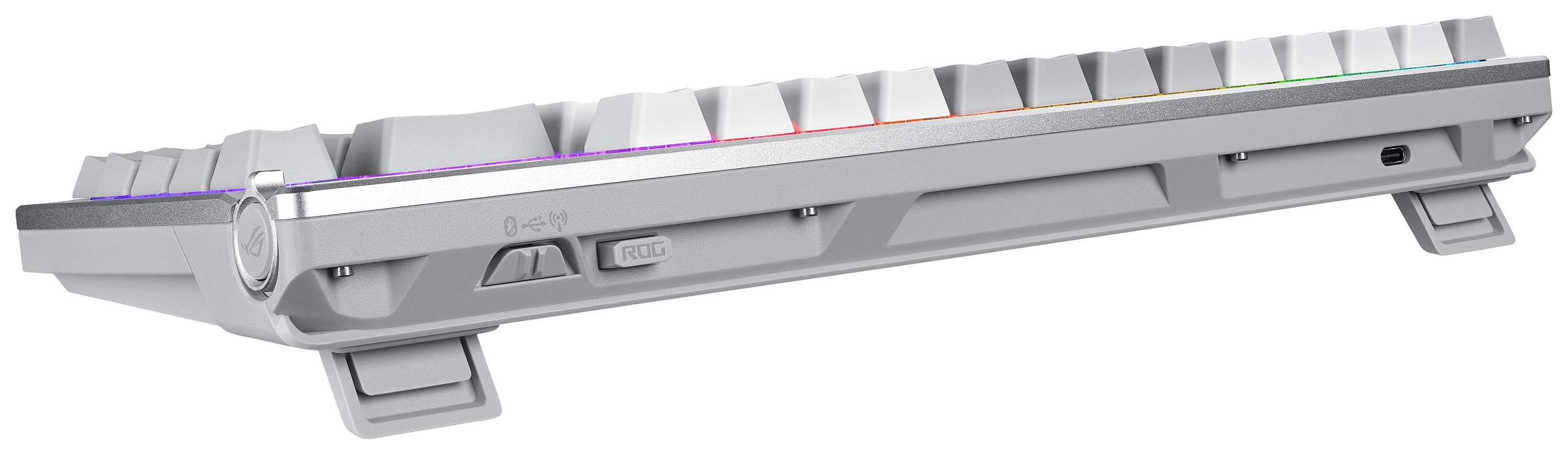 Egy mechanikus billentyűzet oldalnézetben, dönthető lábakkal és RGB háttérvilágítással.