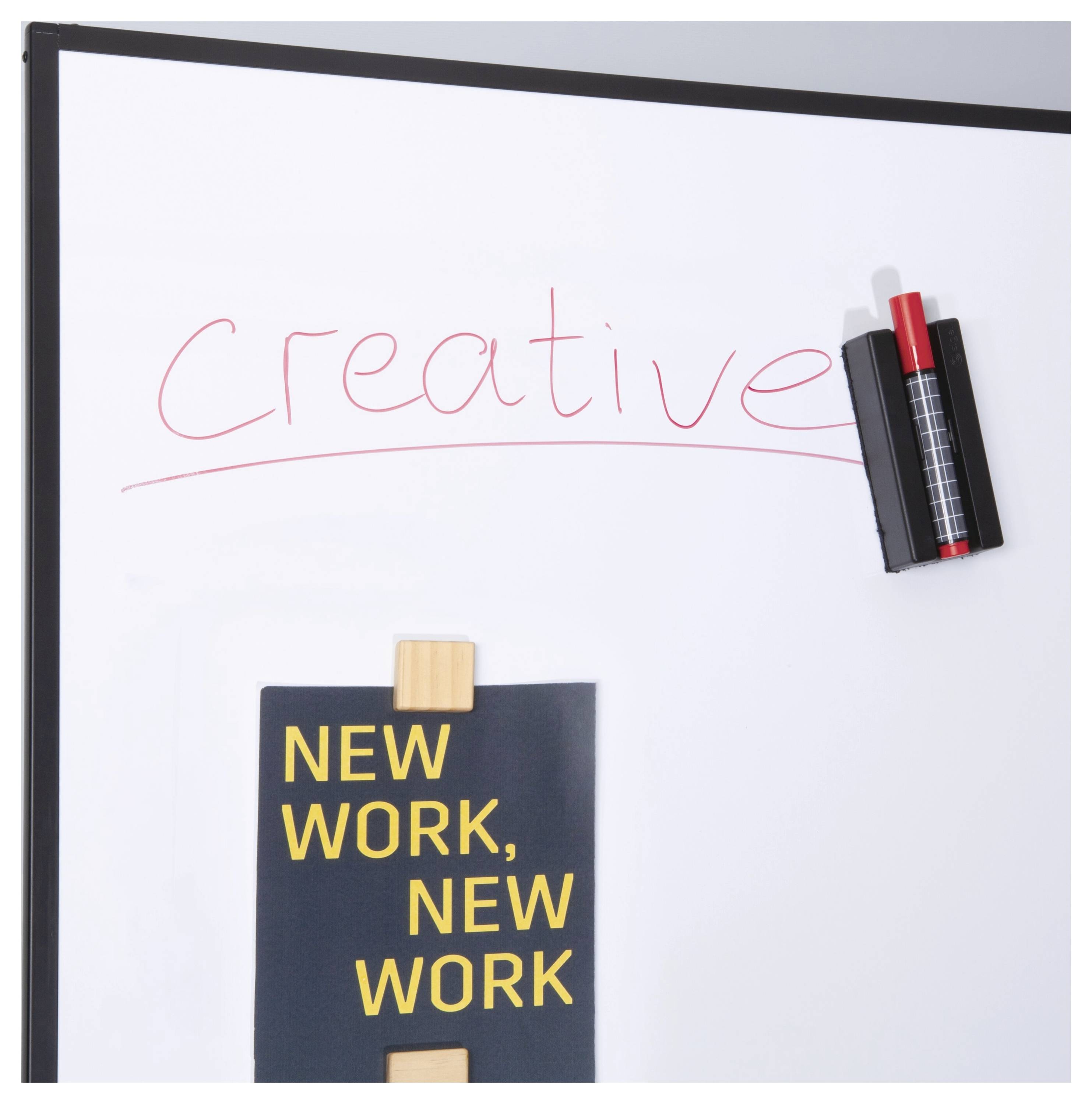 Fehértábla a "Creative" szóval felül jobbra piros, fekete és piros filctollakkal írva, és alul egy levágott felirat "NEW WORK, NEW WORK" szöveggel.