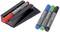 Négy táblamarker fekszik egy szivacs mellett - piros, kék, zöld és fekete színben. Egy piros marker egy fekete tartón van.