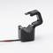 Egy nyitott áramátalakító fekete kábelekkel, amelyet elektromos áram mérésére használnak vezetékekben.