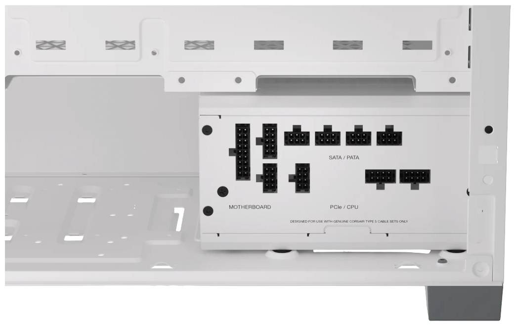 Fehér PC-ház belső oldala beépített tápegységgel. Több csatlakozó fel van címkézve: 'Alaplap', 'SATA/PATA', 'PCIe/CPU'.