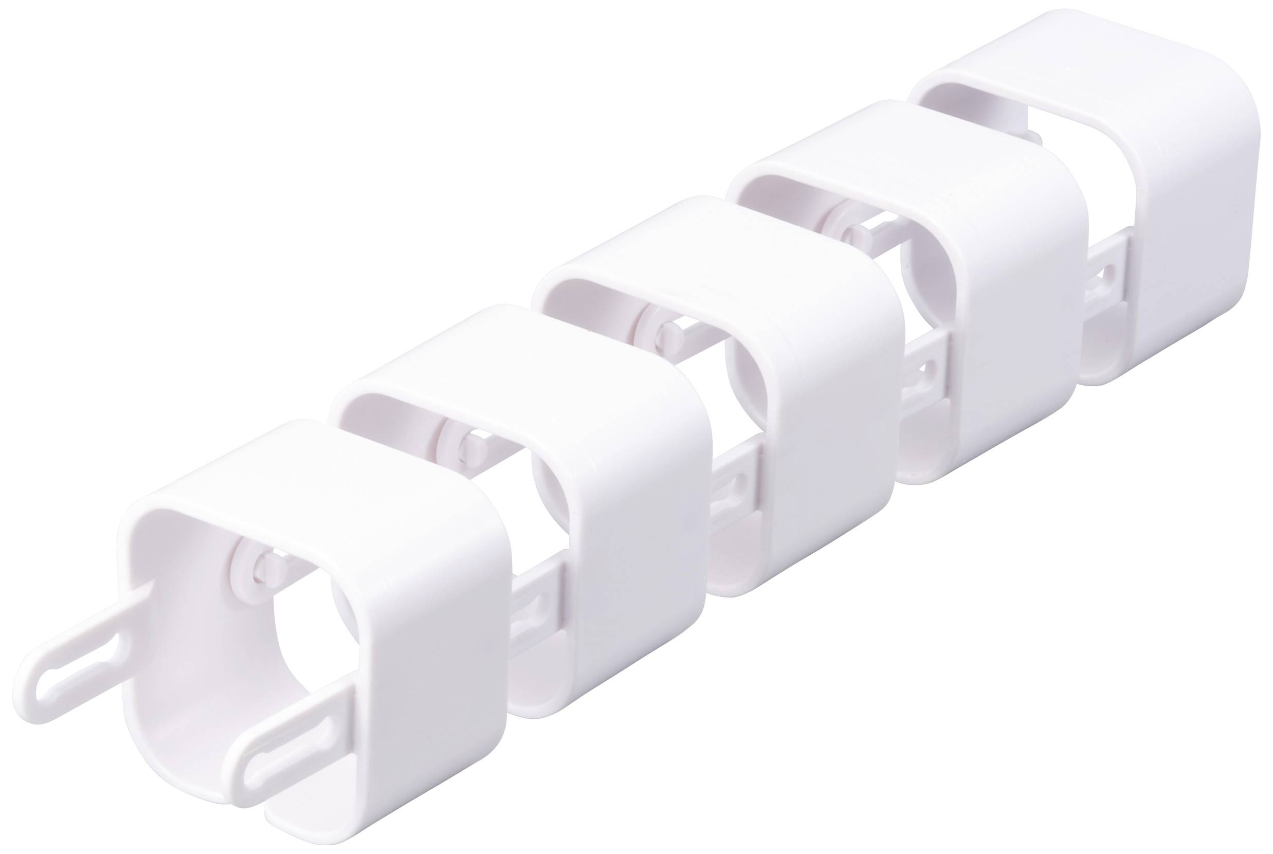 Öt fehér hálózati csatlakozó adapter sorakozik egymás mellett egy fehér felületen.