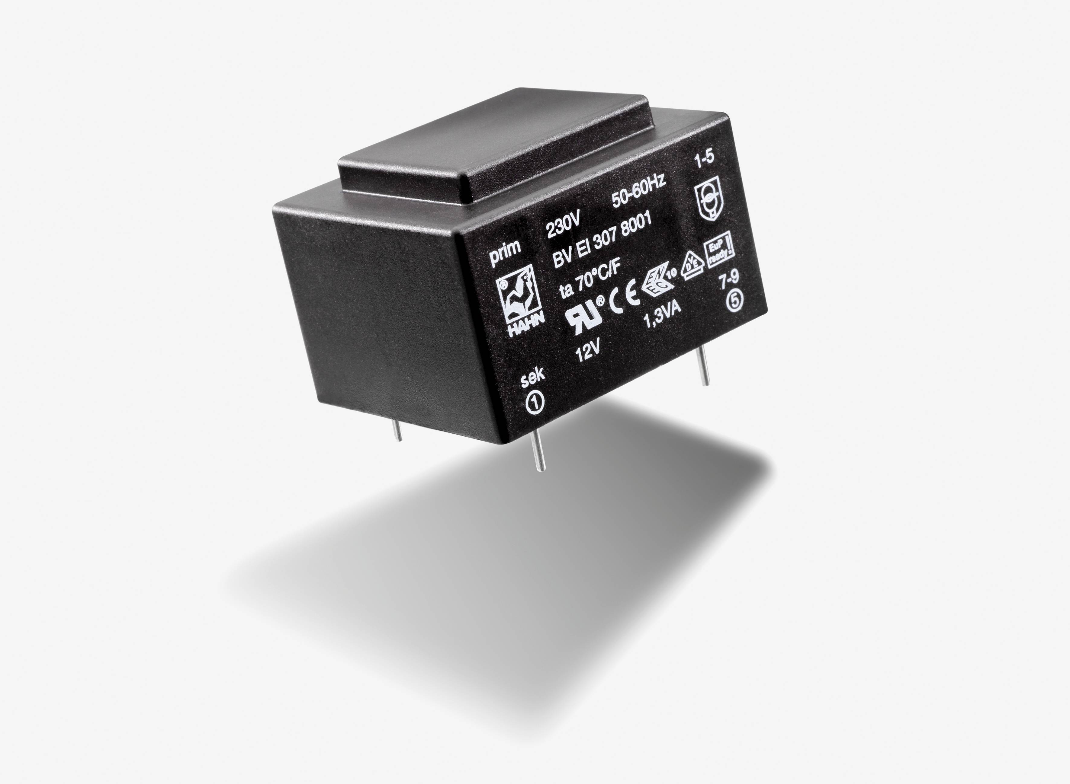 Egy fekete elektromos transzformátor, amelyen nyomtatott műszaki specifikációk vannak feltüntetve, 230V és 50-60 Hz üzemi feszültséggel működtetve.