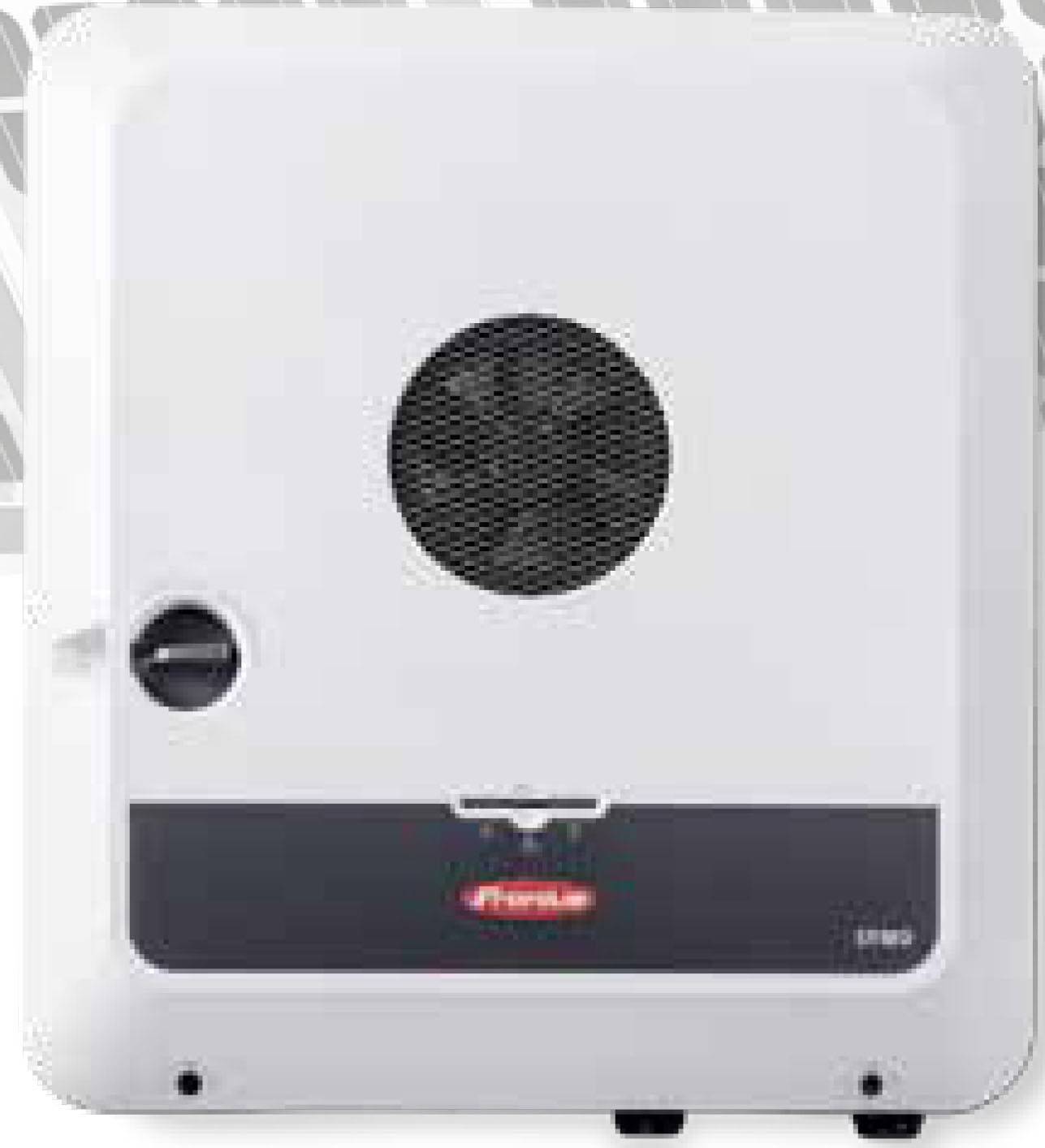 Egy fehér háztartási készülék szellőzőráccsal és forgógombbal a bal oldalán. Lent egy piros logó látható.