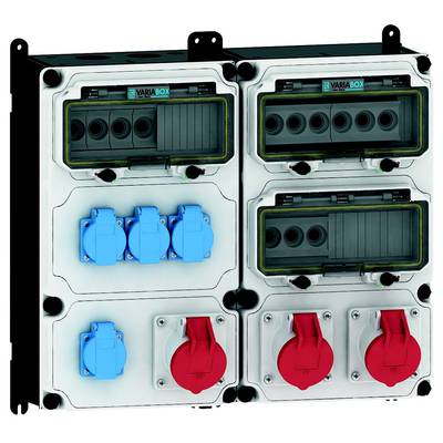 Egy fehér elektromos elosztódoboz több kék és piros aljzattal, amely különböző dugasztípusok csatlakoztatására alkalmas.