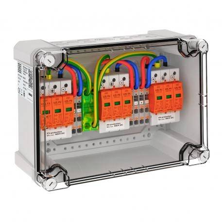 Elektromos elosztószekrény színes kábelekkel és sorban elrendezett kapcsolókkal, amely az elektromos hálózat kiépítését mutatja.