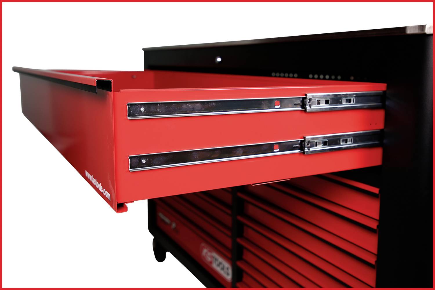 Egy piros fiók nyitva van egy szerszámszekrényben, stabil síneket mutat, alatta több zárt fiókkal.