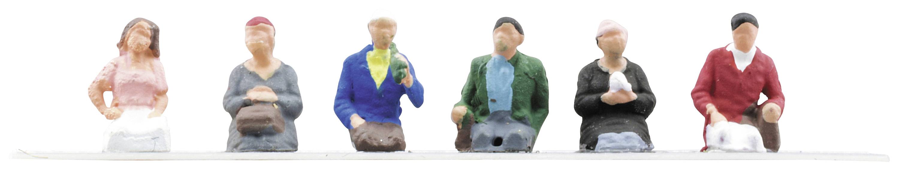 Hat, egymás mellett ülő miniatűr figura szabadidős öltözetben.