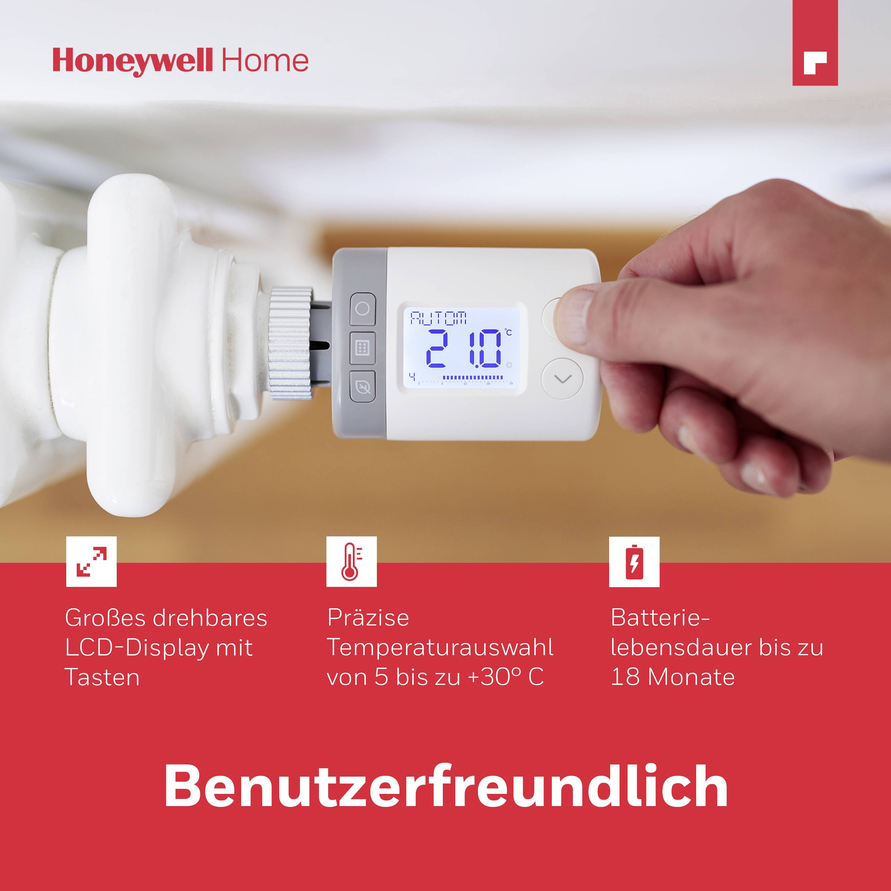 Közeli felvétel egy kézről, amint egy Honeywell fűtési termosztátot állít be. A kijelzőn a pillanatnyi hőmérséklet látható. Szöveg: "Felhasználóbarát".