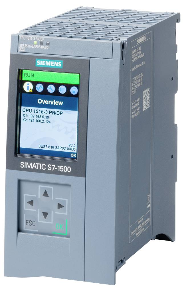 Siemens SIMATIC S7-1500 vezérlőegység kijelzővel. A képernyő az 'Overview' menüt és IP-címeket mutatja. Főfunkció: ipari automatizálás.
