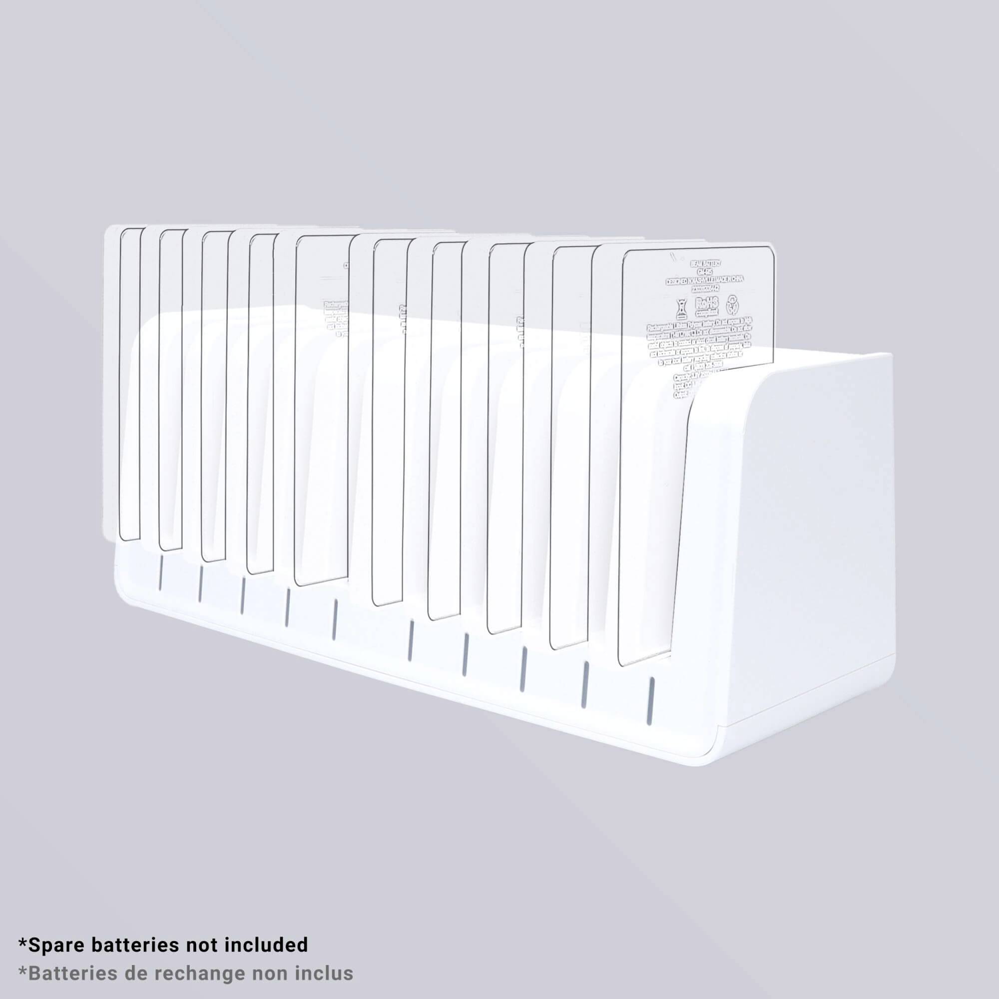 Egy fehér akkumulátor-rendszerező több rekesszel, amely különböző méretű elemek tárolására alkalmas. Megjegyzés: 'Pótelemek nem tartozékok'.