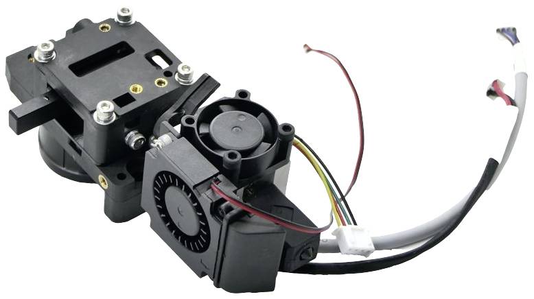 3D-nyomtató extruder ventilátorokkal és kábelekkel az anyagadagolás és hűtés vezérléséhez, fontos a nyomtatási folyamat során.