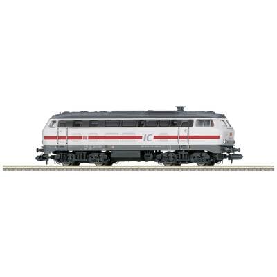 Egy fehér intercity mozdony piros csíkkal egy sínpályán, oldalnézetben.