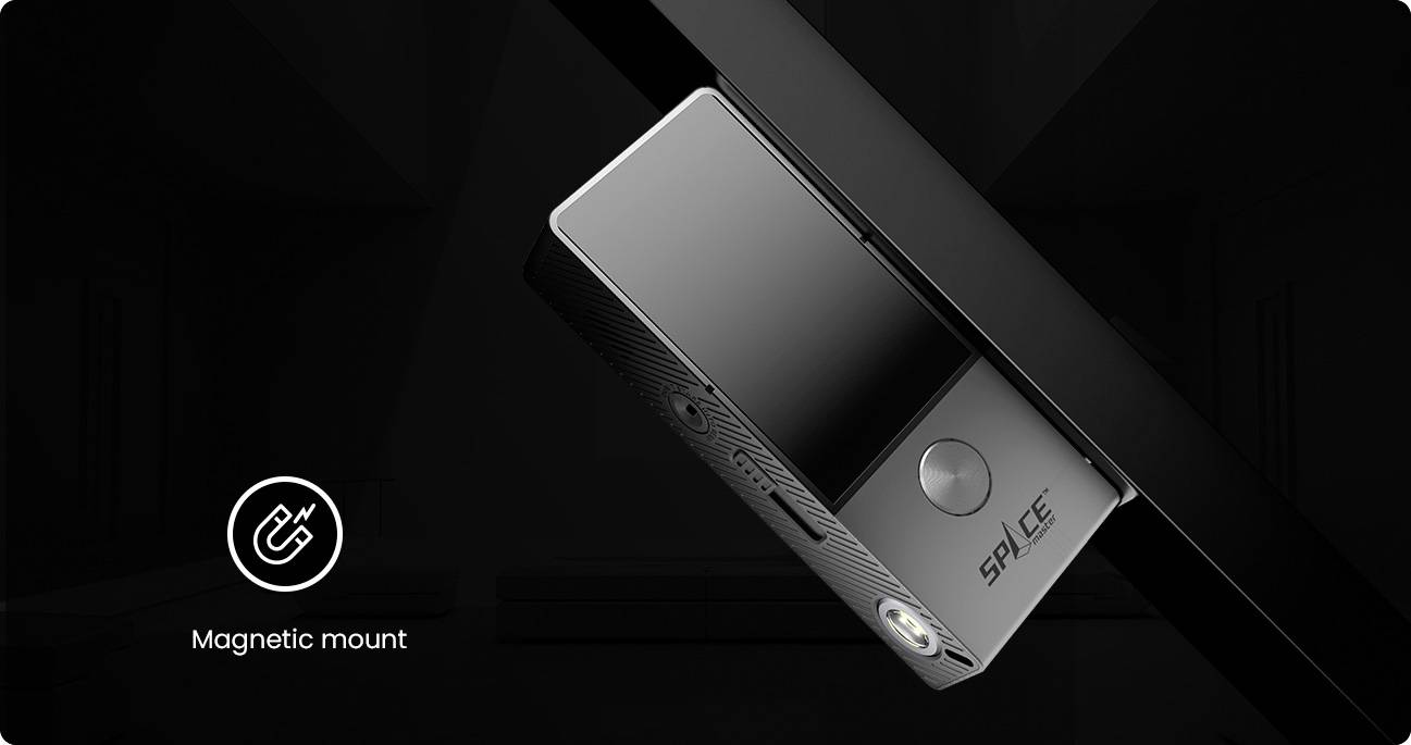 Hajlítható LED-lámpa mágneses rögzítéssel egy fekete felületen; termék töltőcsatlakozóval és márkalogóval látható.