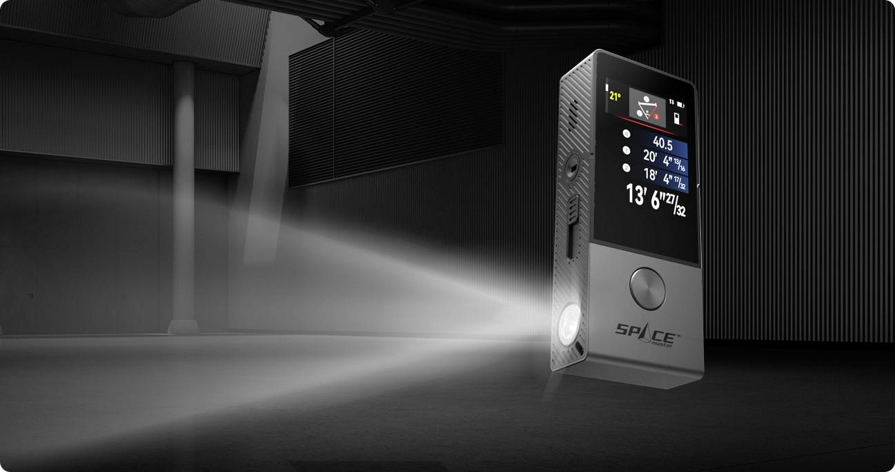 Egy digitális eszköz fényt vetít egy egyszerű helyiségben. A kijelzőn hőmérséklet, páratartalom és idő látható.