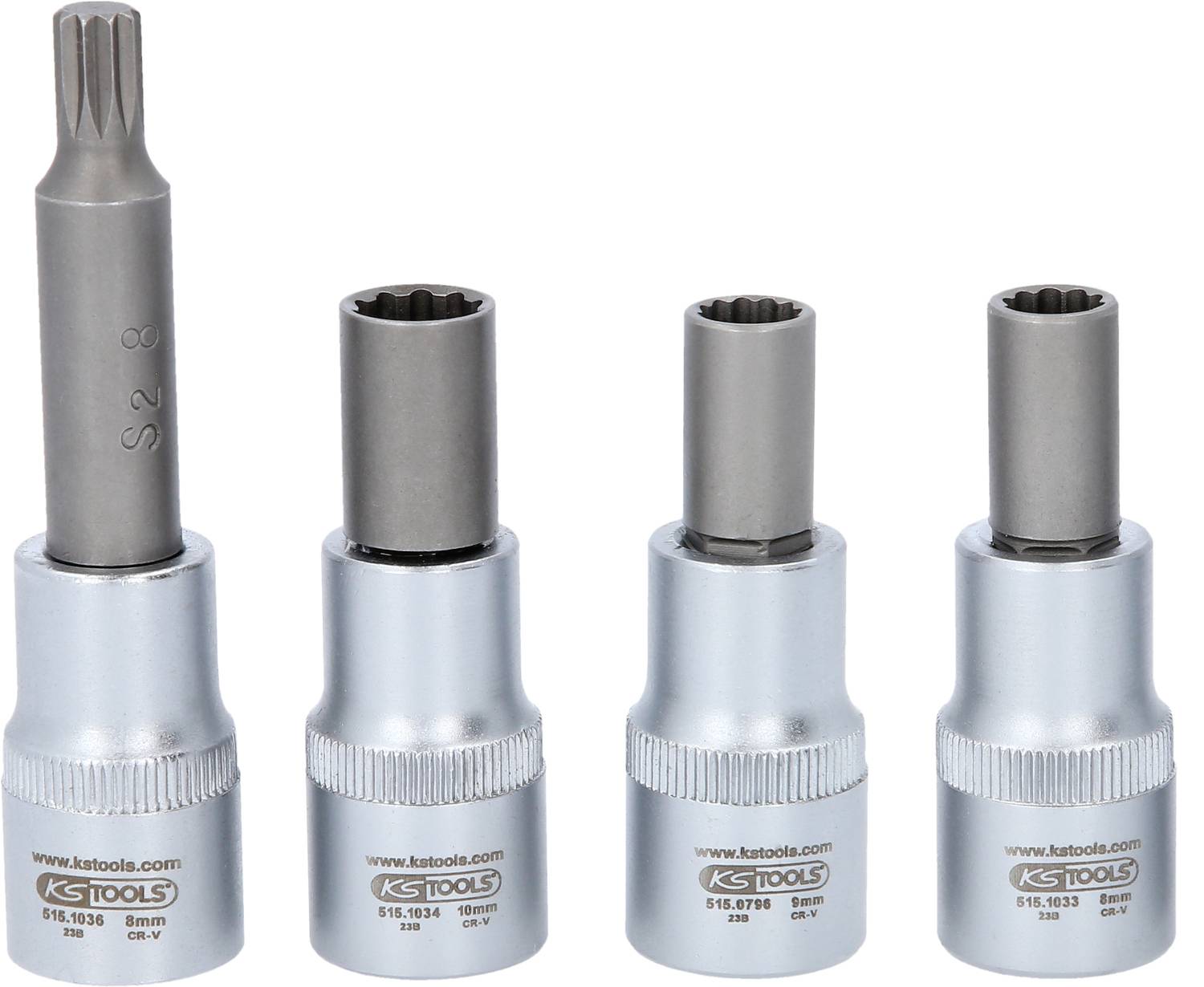 Négy ezüstszínű dugókulcs-feltét különböző méretekben, egy sorban elrendezve. Ideális a különböző csavarfejek méreteihez.