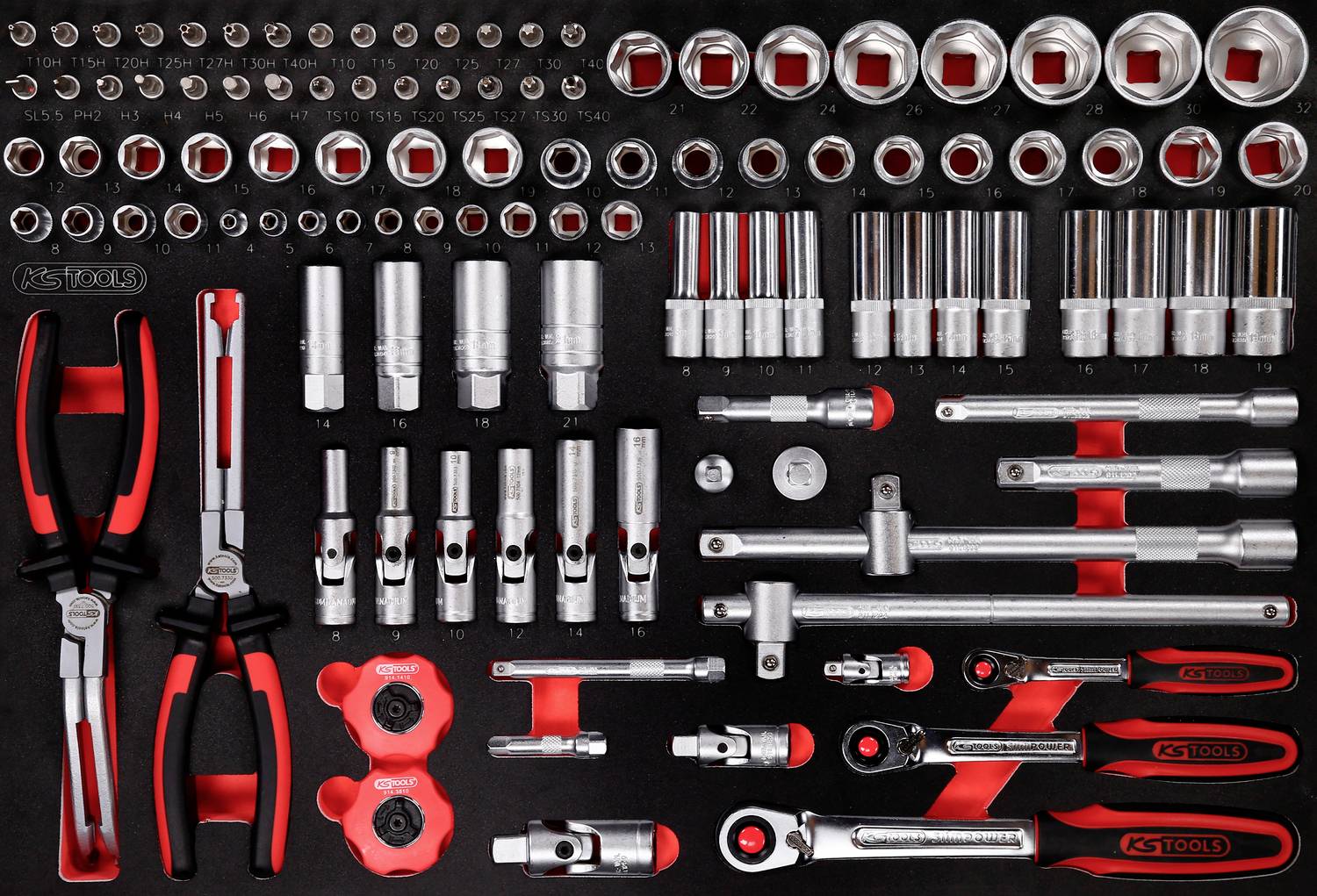 Szerszámkészlet kofferben, benne dugókulcs betétek, csavarkulcsok, fogók és toldatok.