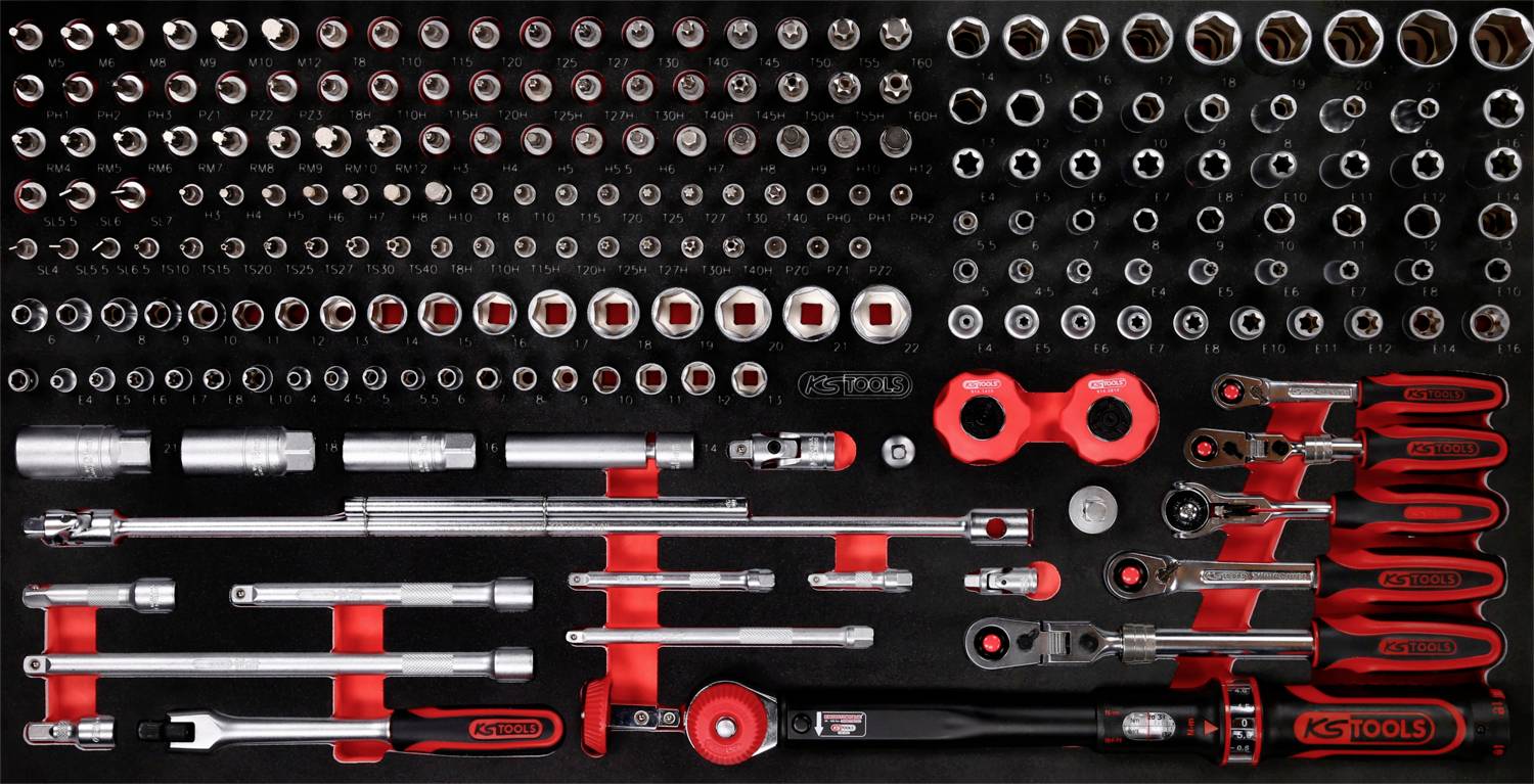 Egy teljes szerszámkészlet dugókulcsokkal, toldórúdakkal és csavarhúzókkal, rendezetten elhelyezve egy szerszámosládában.