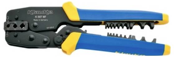 Egy kék és sárga Knipex típusú krimpfogó kábelek vágására, csupaszítására és krimpelésére.