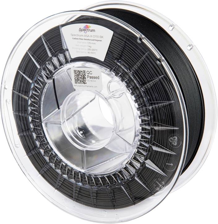 Egy fekete, szén-szál tartalmú 3D nyomtatószál tekercs, amelyen a 'Spectrum ASA-X CF10 BK' felirat látható, címkével és QR-kóddal ellátva.