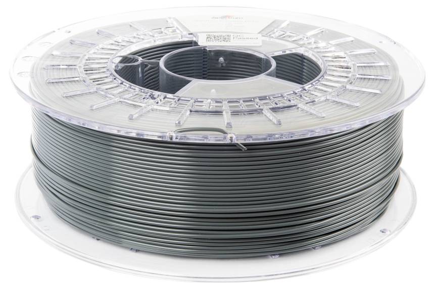 Egy sötétszürke, 3D-nyomtatáshoz alkalmas száltekercs fekszik egy asztalon. A tekercs átlátszó és tartalmaz egy címkét.