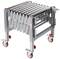 Egy összecsukható szállítószalag kerekeken, alkalmas áruk szállítására. Erős fémkerekekkel és mozgatható állólábakon nyugszik.