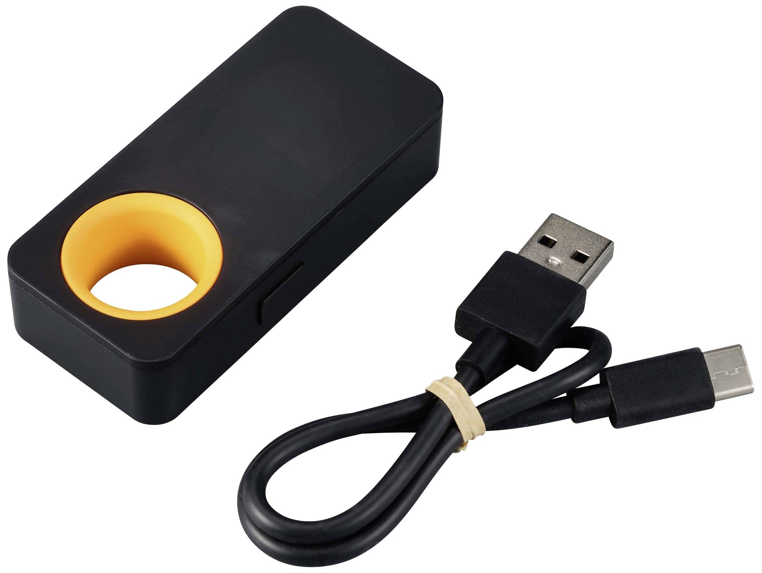Fekete USB-töltő narancssárga gyűrűvel és mellékelt USB-kábellel.
