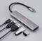 Egy többportos USB-C elosztó: egy USB-C, három USB-A és két memóriakártya-foglalattal; alkalmas adatátvitelre és perifériás eszközök csatlakoztatására.