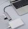 Egy laptop csatlakoztatott USB-elosztóval, amelyhez több eszköz van csatlakoztatva, többek között egy pendrive és egy külső akkumulátor.
