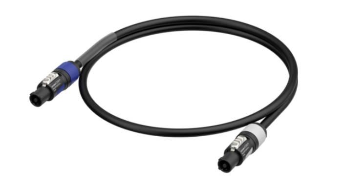Egy fekete audiokábel kék és fehér csatlakozókkal a végén, valószínűleg XLR-kábel mikrofonok vagy egyéb audioeszközök csatlakoztatásához.