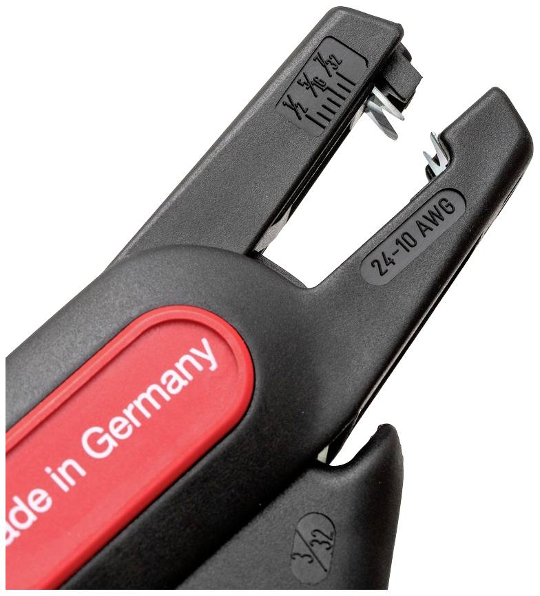 Egy fekete iratkapocs-eltávolító piros 'Made in Germany' feliratú címkével és '24/10 AW6' jelöléssel a fém fogókon.