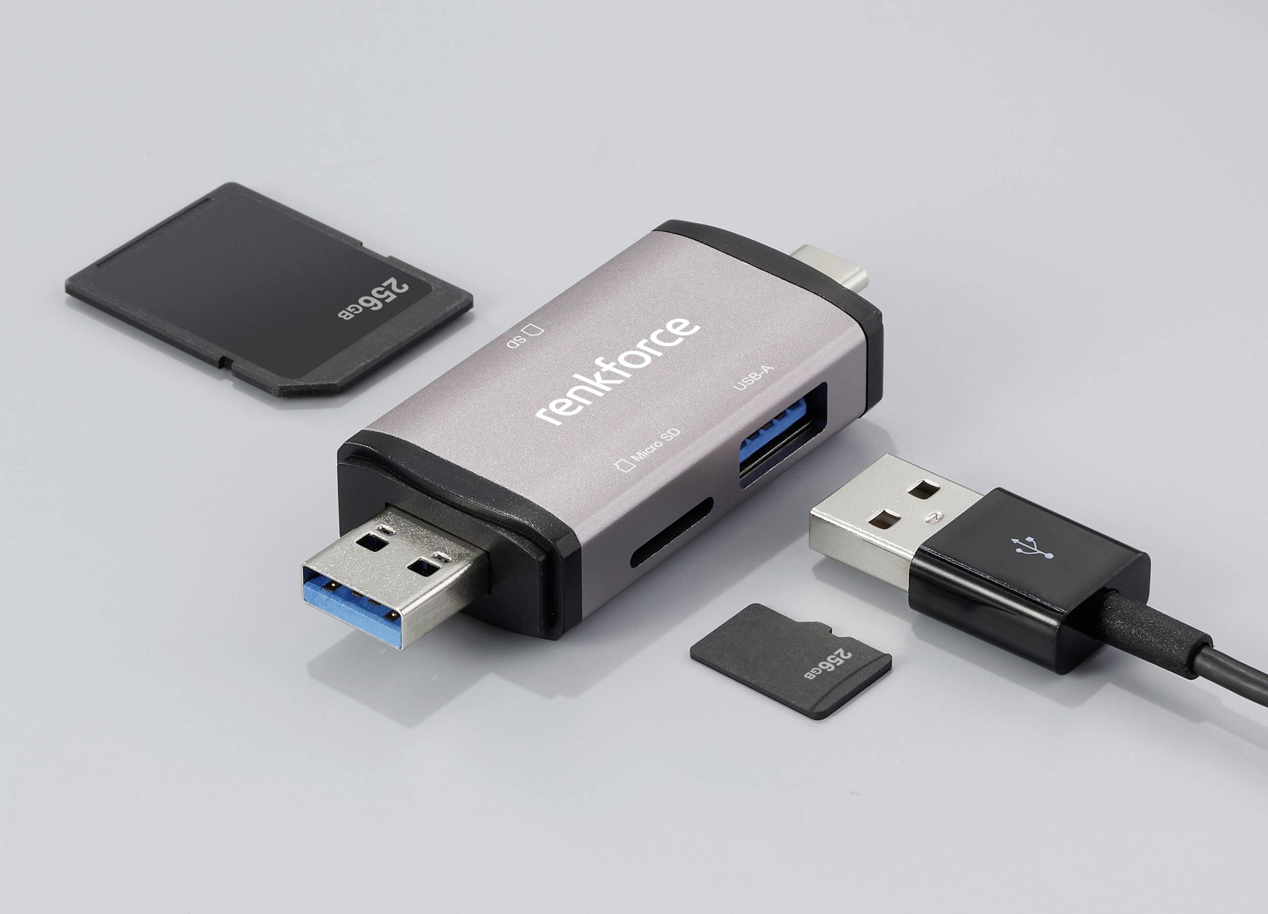 Egy renkforce márkájú, több kártyanyílással rendelkező kártyaolvasó USB-kábellel és két memóriakártyával szürke háttér előtt látható.