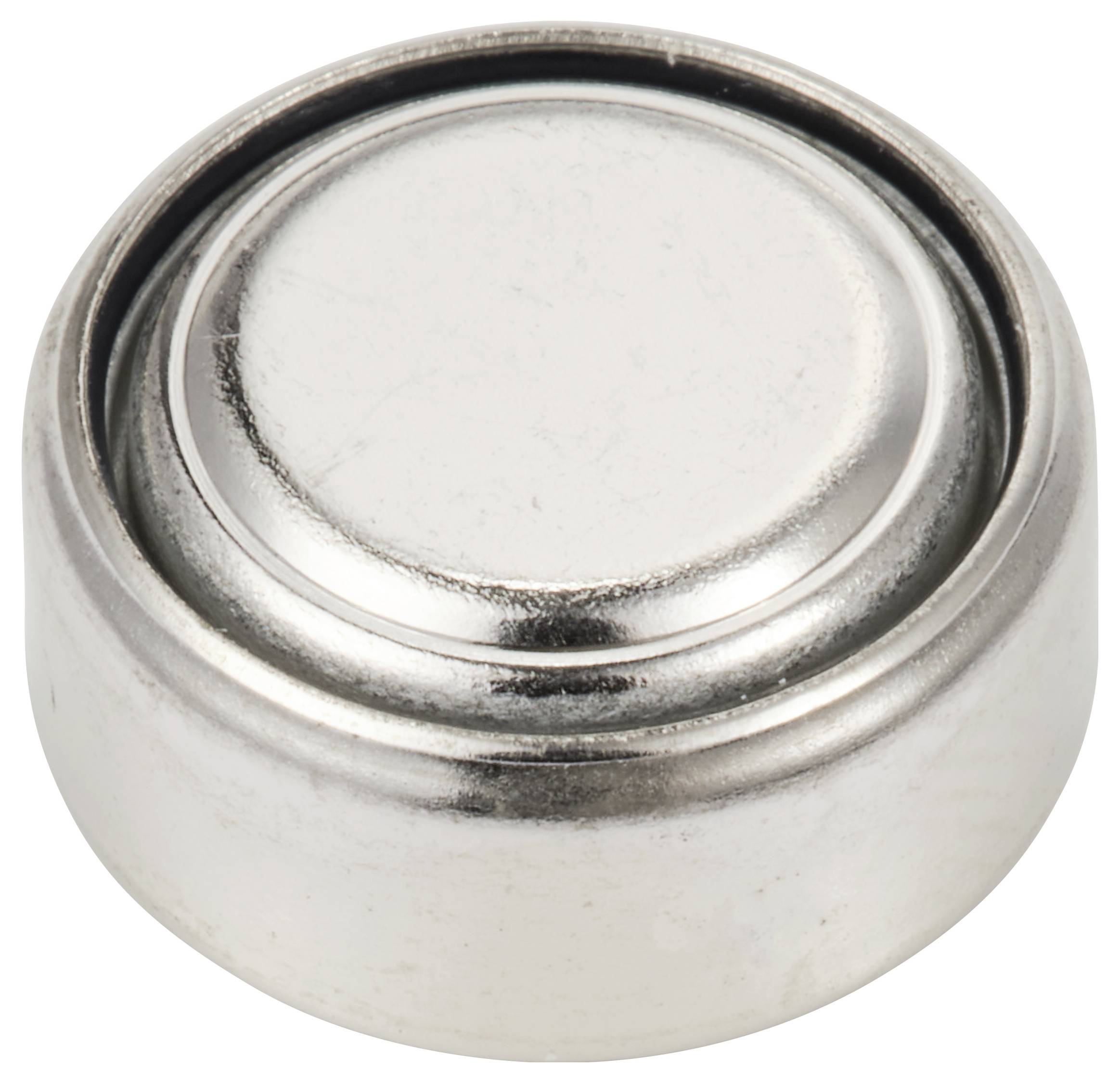 Ezüstszínű gombelem, hengeres alakú, fényes, sima felülettel, gyakran kisebb elektronikai eszközökben alkalmazva.