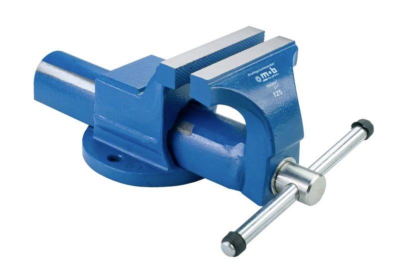 Egy kék, fémből készült satu, amely egy stabil alapra van rögzítve. Egy forgókarral rendelkezik a munkadarabok beállítására és rögzítésére.