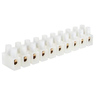 Fehér csatlakozókapcsok egy sora látható, amelyeket elektromos vezetékek összekapcsolására használnak.
