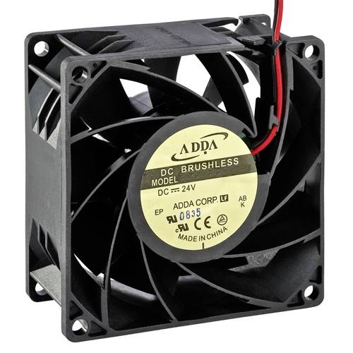 Egy négyzet alakú, fekete számítógép-ventilátor, amelynek egy kábele van. A központi matricán az áll: 'ADDA DC Brushless Model, DC 24V'.