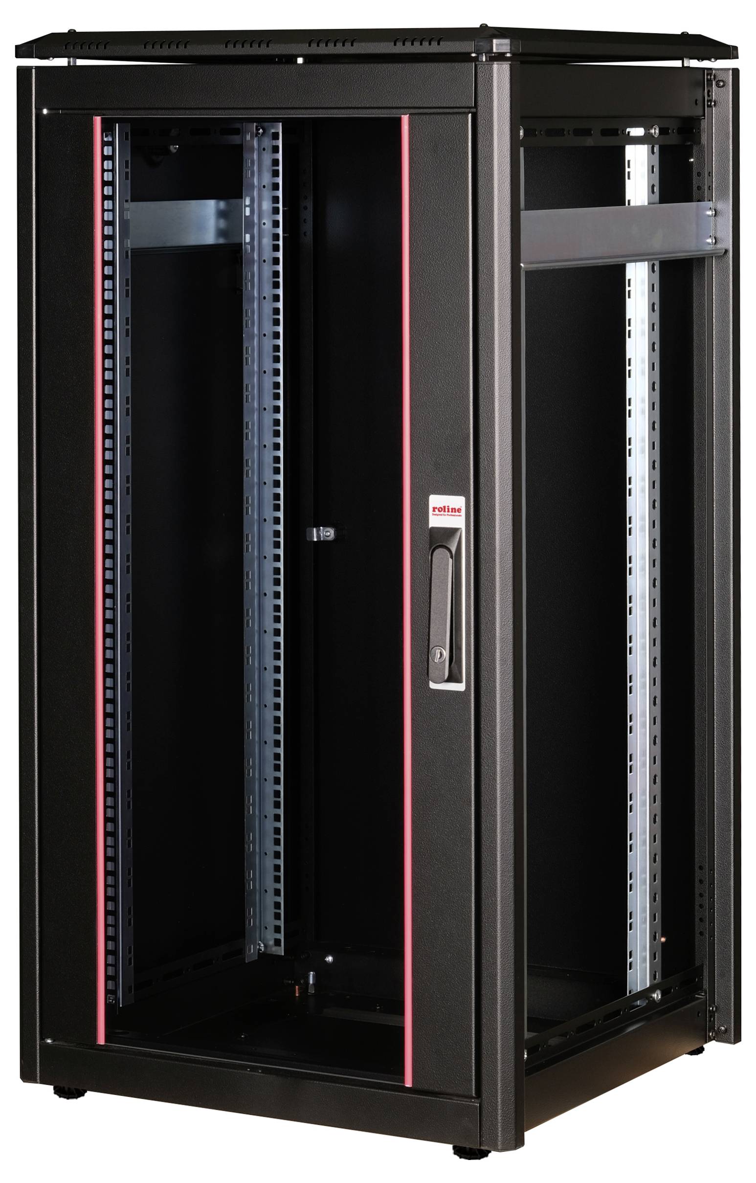Egy nyitott, fekete hálózati szekrény üvegajtóval áll, láthatóak benne a készülékek tartóállványai.