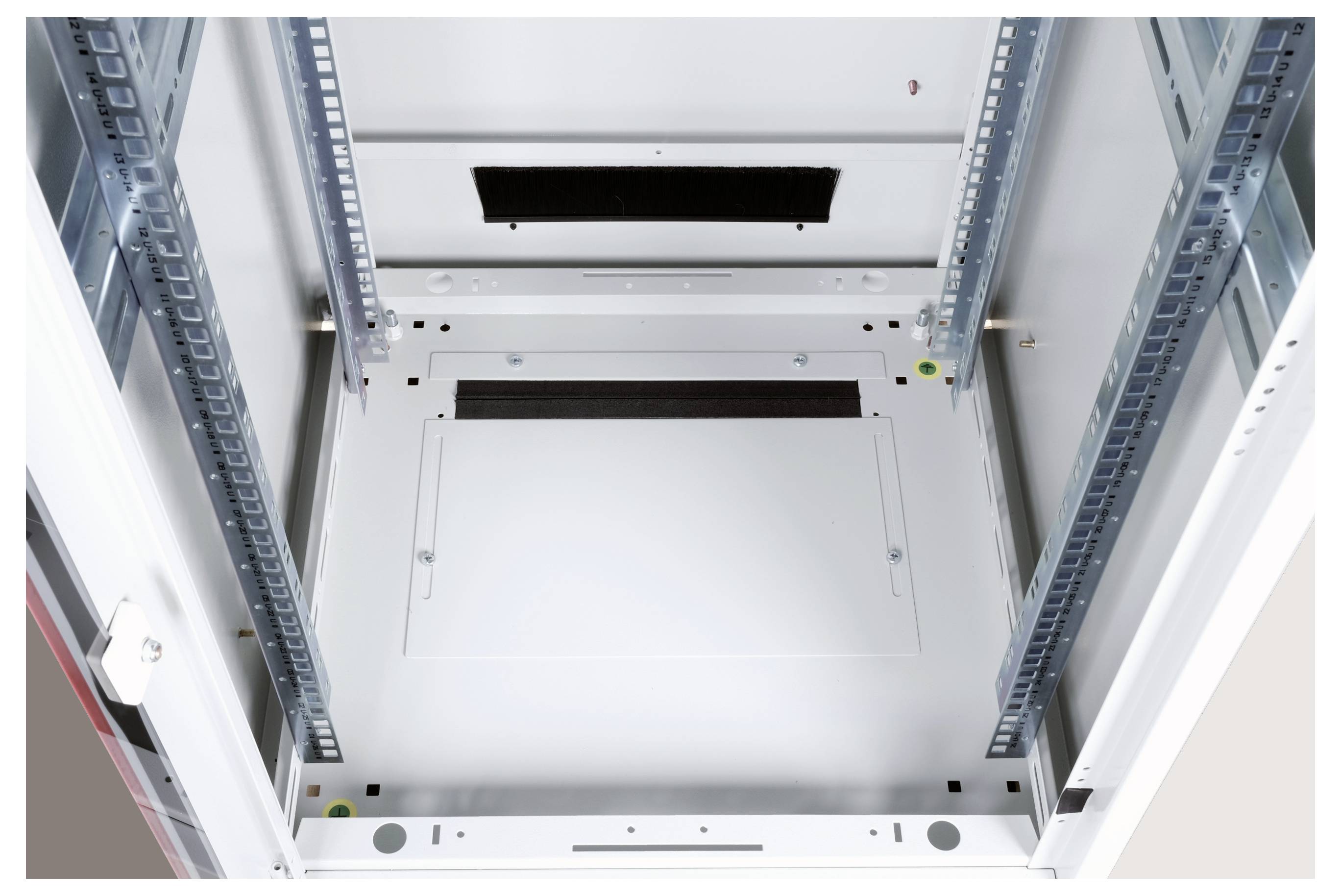 Egy üres, nyitott szerver-rack szekrény látható sínek és kábelátvezetések, készen hardver telepítésére.