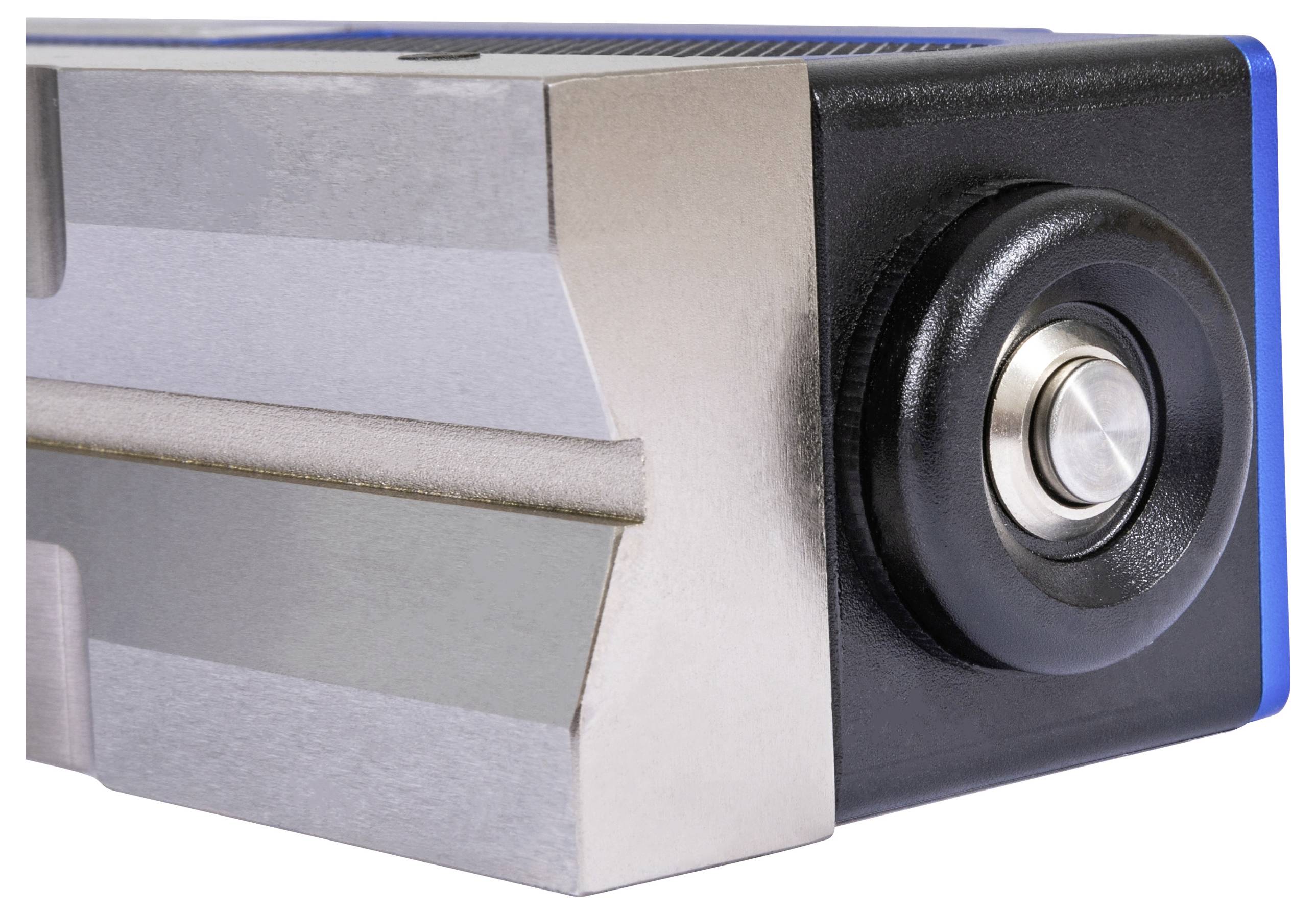 Egy fémből készült szerszám fekete körkörös gombbal és kék akcentusokkal a széleken. A kialakítás iparinak tűnik, mechanikus funkcióra utal.