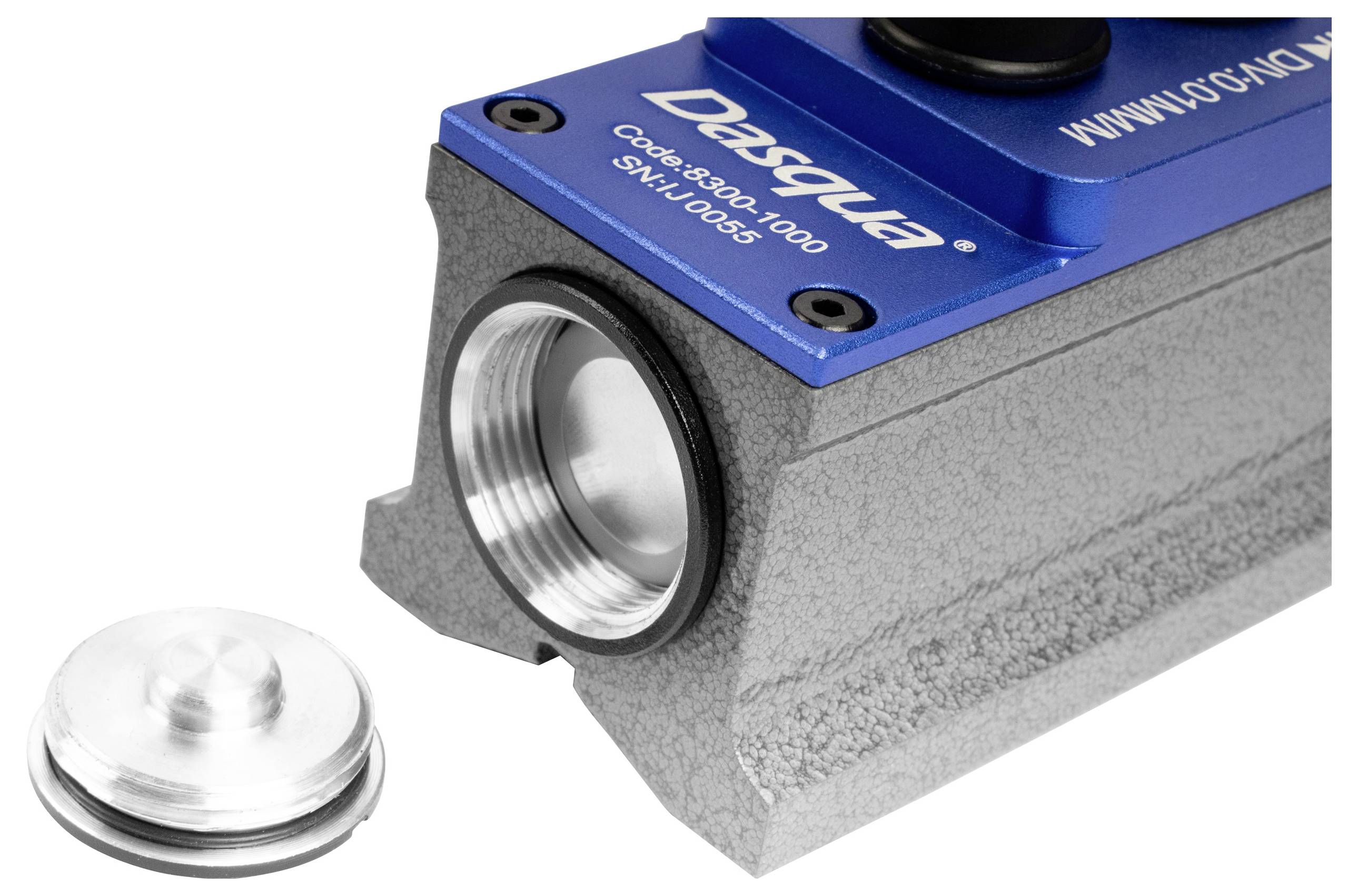 Precíziós mérőeszköz kék házzal és fém csatlakozókkal. Egy levehető kupak fekszik mellette.